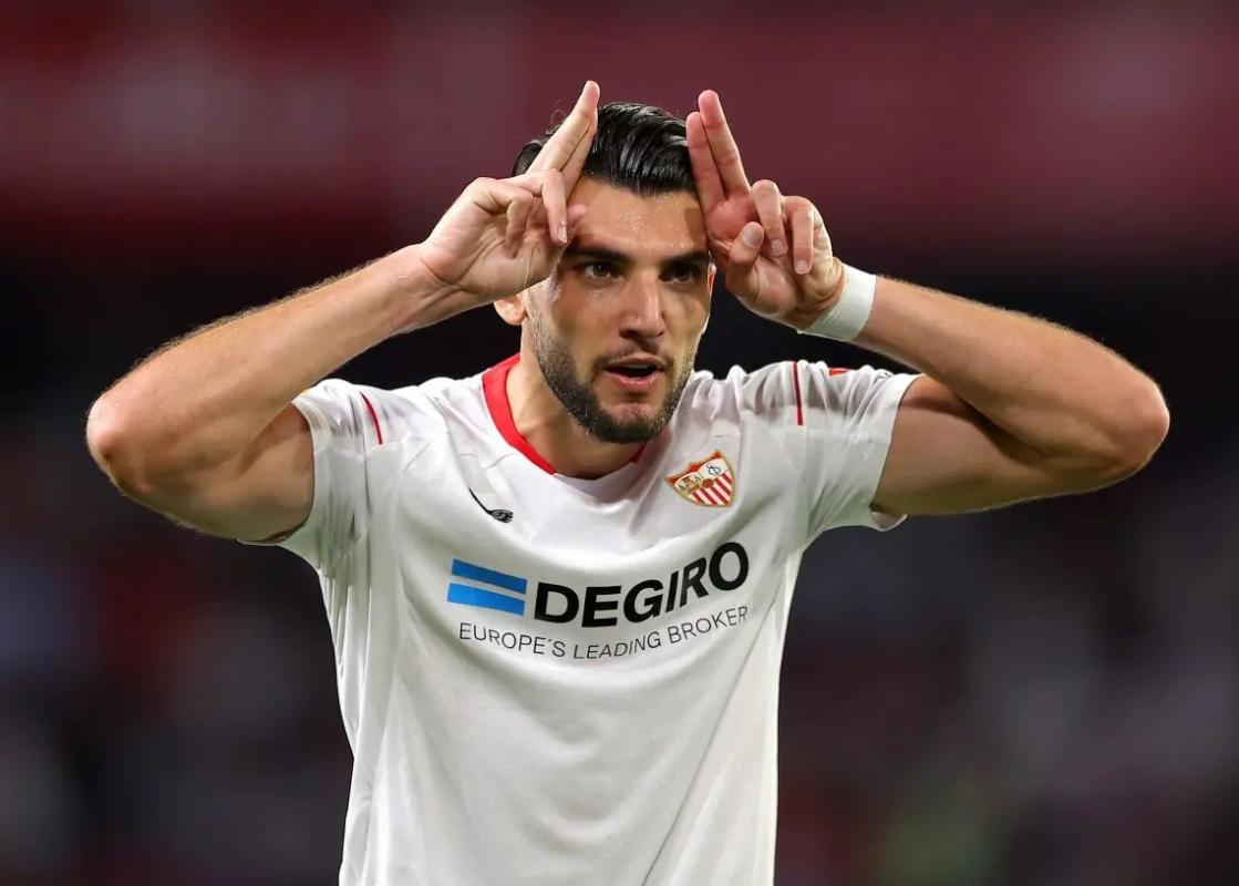 Rafa Mir se mantiene ligado al Valencia y preocupa al Sevilla Rafa Mir se mantiene ligado al Valencia y preocupa al Sevilla