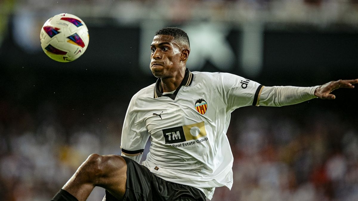 El Atlético de Madrid se interesa en Cristhian Mosquera del Valencia El Atlético de Madrid se interesa en Cristhian Mosquera del Valencia