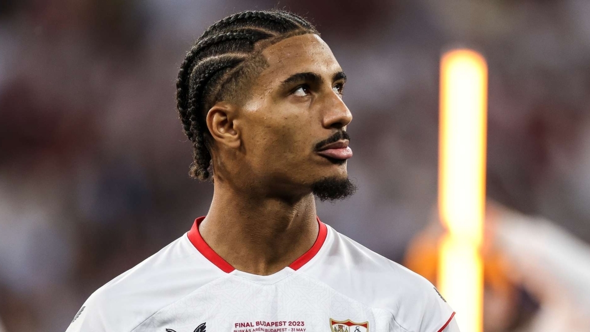 El Sevilla se mantiene firme ante la posible venta de Loïc Badé al Aston Villa El Sevilla se mantiene firme ante la posible venta de Loïc Badé al Aston Villa