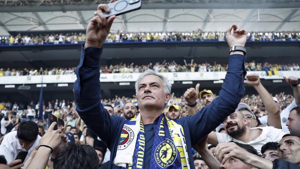 José Mourinho solicita la contratación de un jugador del FC Barcelona José Mourinho solicita la contratación de un jugador del FC Barcelona