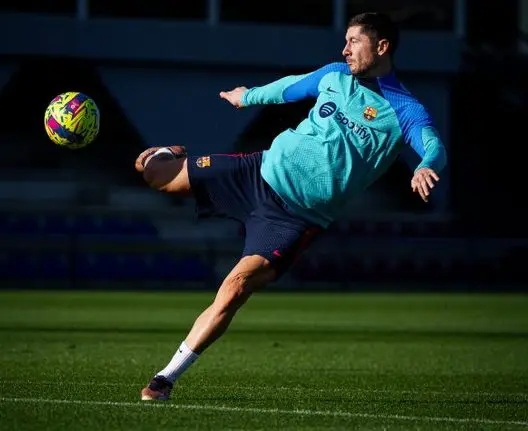 Robert Lewandowski Amplía su Contrato con el Barcelona hasta 2026 Robert Lewandowski Amplía su Contrato con el Barcelona hasta 2026