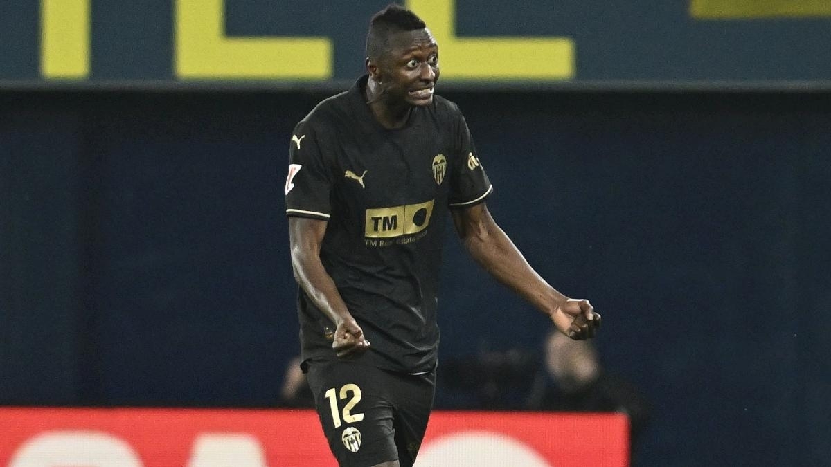 El Valencia considera la posibilidad de fichar a Umar Sadiq en caso de mantenerse en la categoría El Valencia considera la posibilidad de fichar a Umar Sadiq en caso de mantenerse en la categoría